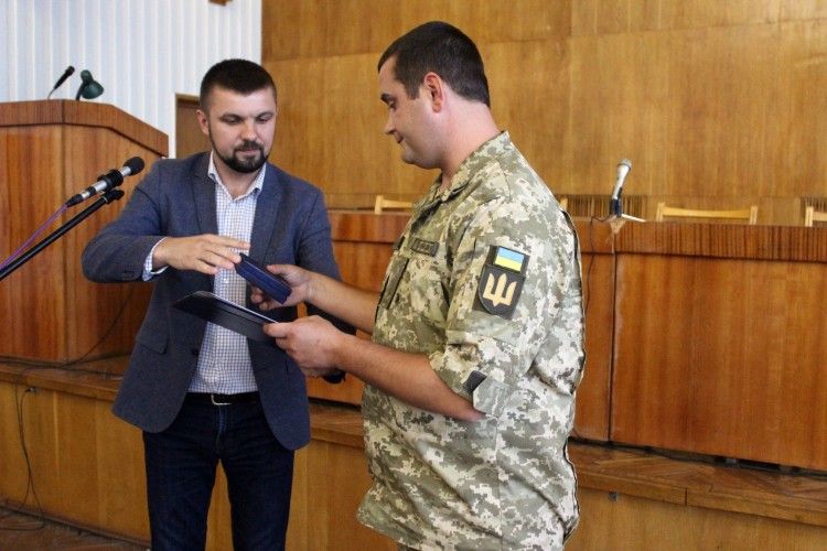 Ігор Гузь вручив державну відзнаку волинському майору, який пройшов Іловайське пекло