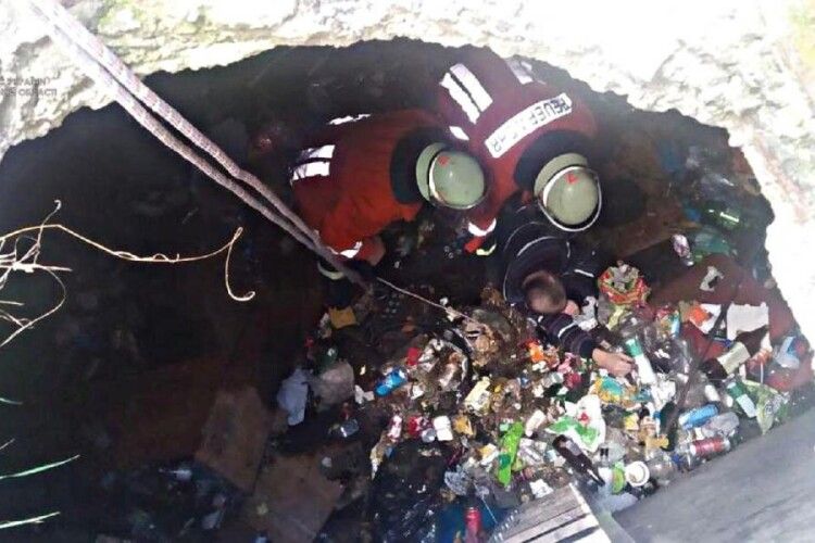 На Львівщині люди провалилися в чотириметрову яму зі сміттям (Фото)