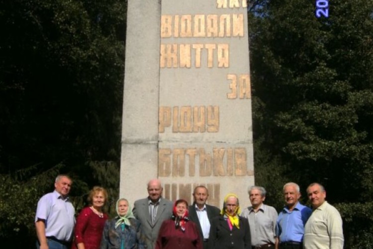 На меморіалі партизанської слави в Маневичах вклонились пам'яті загиблих