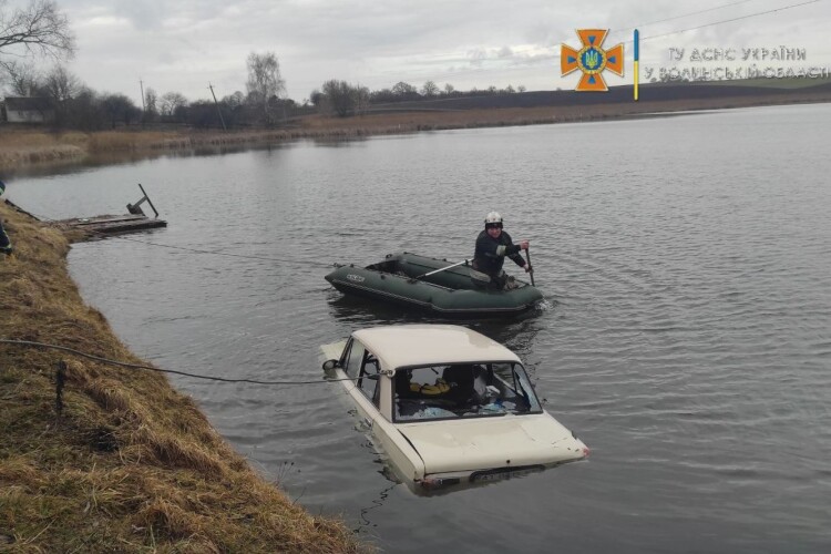 В автомобілі, який потонув на Горохівщині, загинув атовець: подробиці (Фото, відео)