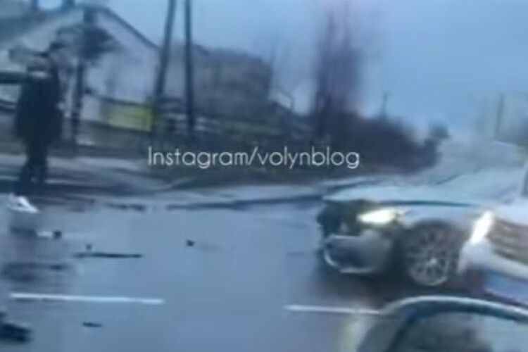 Уранці першого дня Нового року в Луцьку сталася ДТП (Відео)