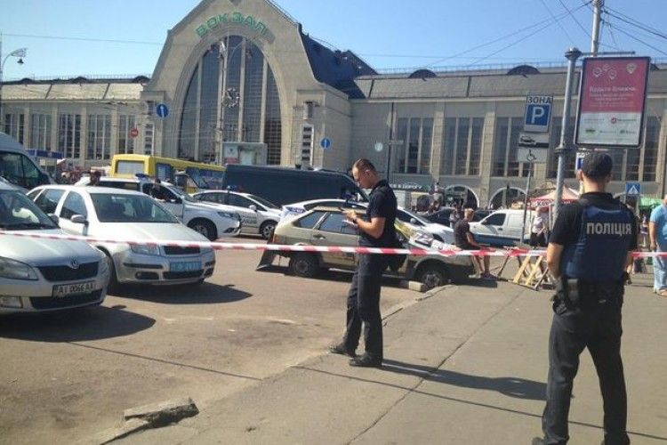 У Києві біля залізничного вокзалу сталася стрілянина, є поранені 
