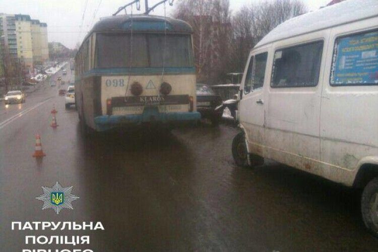 У Рівному патрульні вилучили права у жінки-водія тролейбуса (фото)