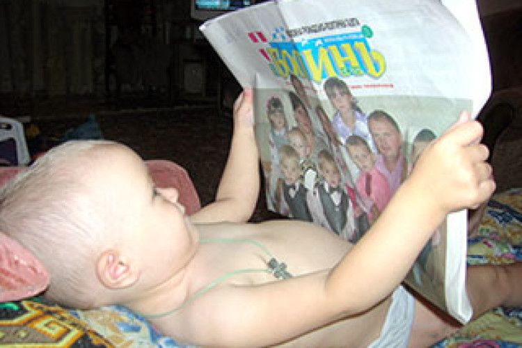 ФОТО НА КОНКУРС: ще в підгузках, а вже з улюбленим виданням