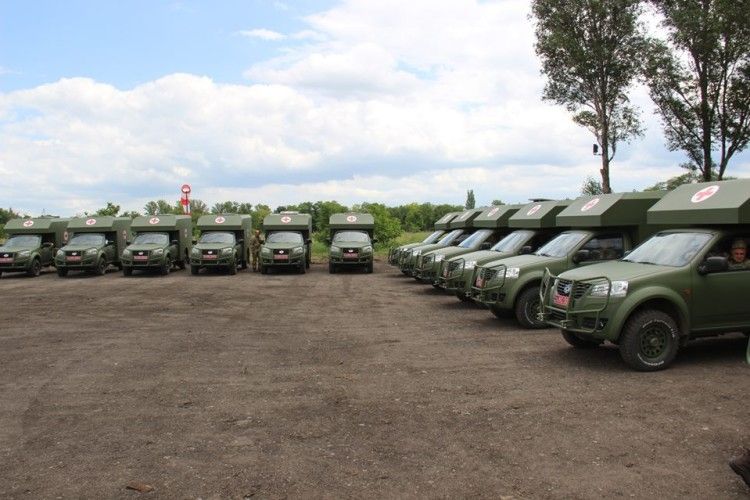 Порошенко вручив військовим понад 20 санітарних автівок для евакуації поранених (фото)
