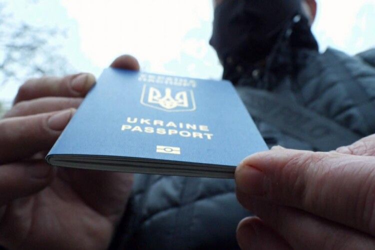 В Україні продають «чисті» паспорти з тризубом бандитам та російським шпигунам