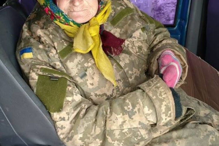 «Баби навіть з рогачами… одяглися в камуфляж»: мережу підкорює фото української пенсіонерки