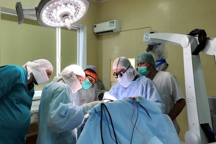 Нейрохірург зі США поділився досвідом із волинським колегою Михайлом Ловгою