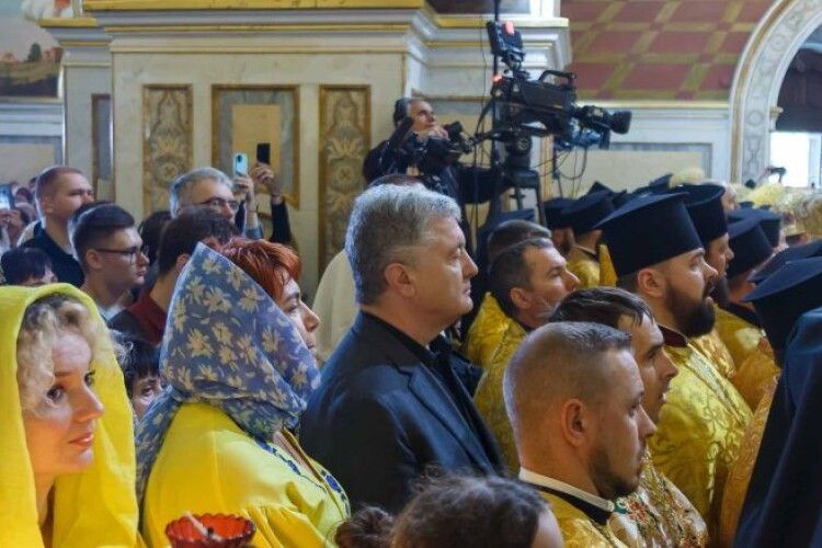 Державність починається з армії, мови і віри: Порошенки в Лаврі помолилися за перемогу України