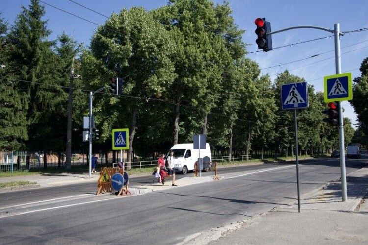 У Луцьку на одній із вулиць на прохання жителів встановили новий світлофор (Фото)