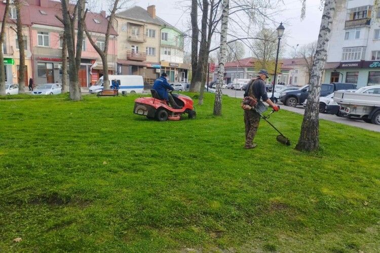 У Володимирі стартував сезон косіння трави