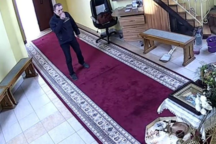 Злодій тричі перехрестився перед пограбуванням... церкви (Відео)