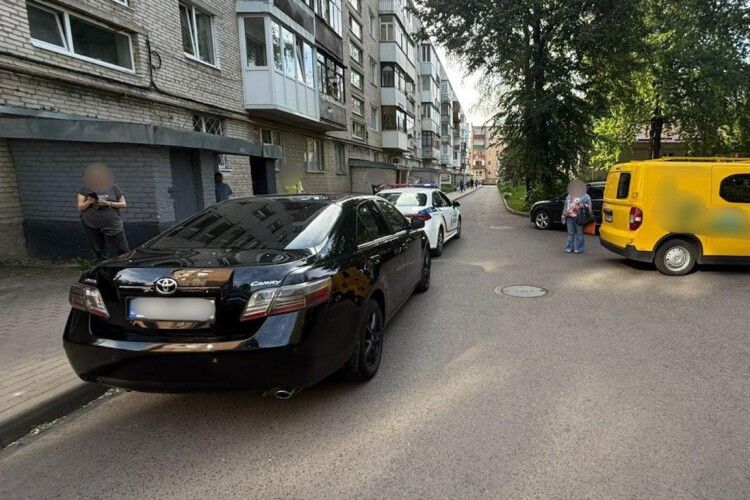 У Луцьку двоє п'яних водіїв протаранили припарковані автомобілі 
