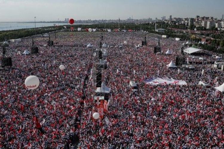 Ердогану рано розслаблятись: на майдан вийшло 100 тисяч людей (фото)