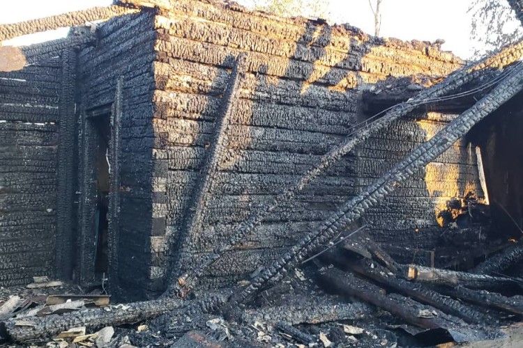 На Рівненщині згоріла старенька хата
