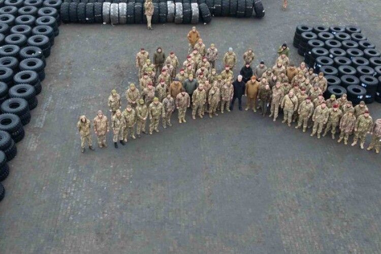 Порошенко передав у 24 бригади півтори тисячі шин і мобільні шиномонтажі