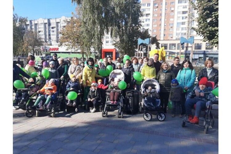 У Луцьку відбулася флешмоб-хода в підтримку хворих на ДЦП 