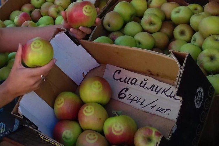 Українець продає яблука зі смайлами