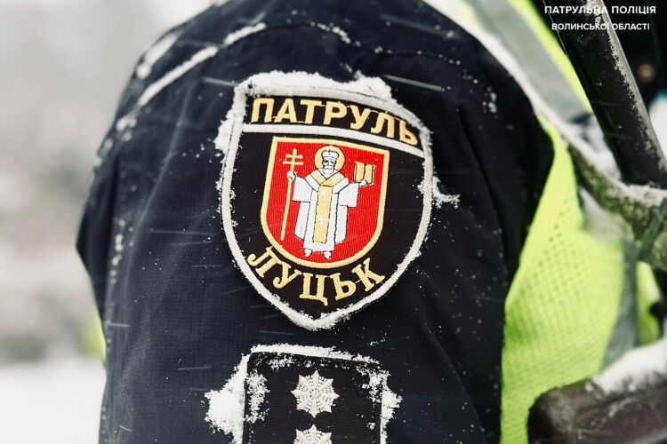 На Волині патрульні допомогли немічній жінці і військовому