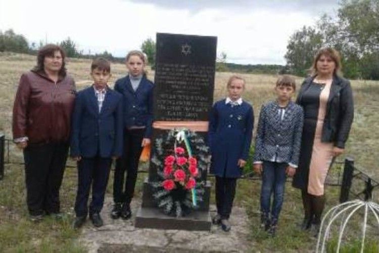 У Поворську вшанували пам’ять розстріляних євреїв