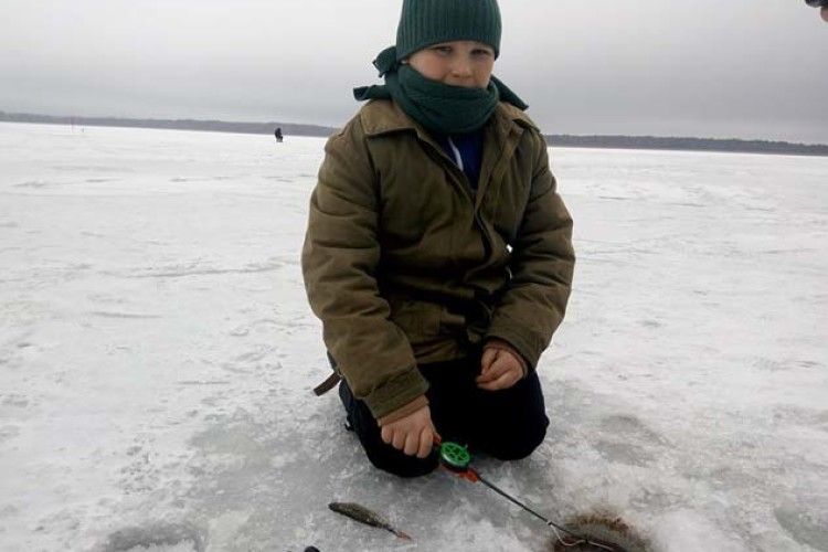 11-річний хлопець зі Згоран знає толк у зимовій риболовлі (ФОТО) 