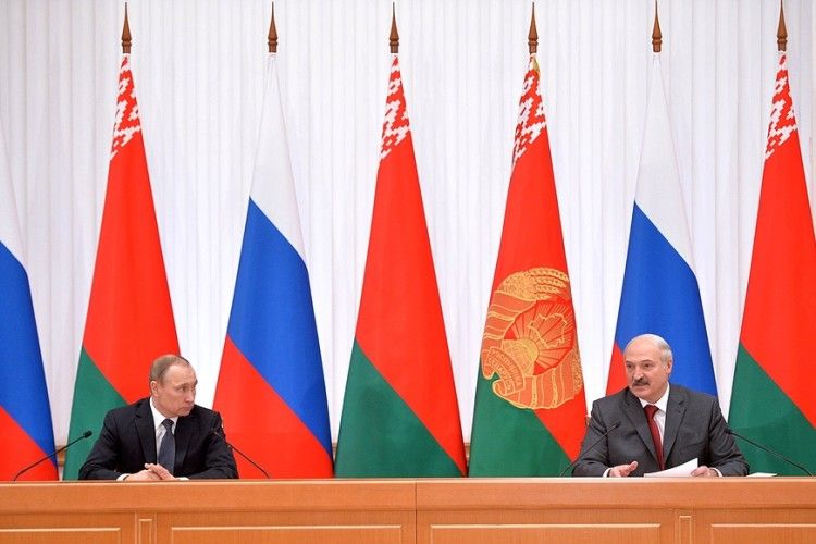 Лукашенко назвав Путіна «рідним братом», з яким він готовий стати спиною до спини – і відстрілюватися…