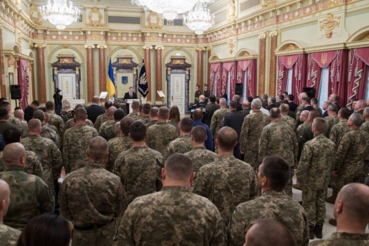 Порошенко завтра передасть ЗСУ чергову партію військової техніки 