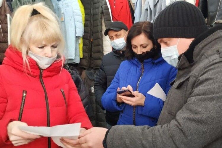 На луцькому ринку не вийшли на роботу дві сотні невакцинованих працівників