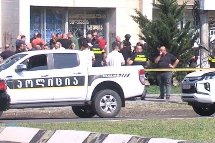 Теракт у Грузії: озброєний чоловік взяв заручників у банку та вимагає 2 млн доларів, вертоліт і прапор рф