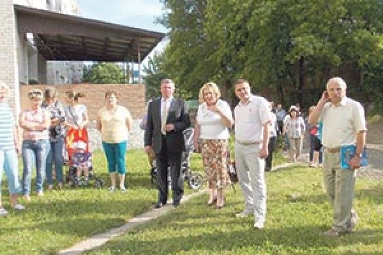 І ДО ДВОРІВ ДІЙШЛИ РУКИ