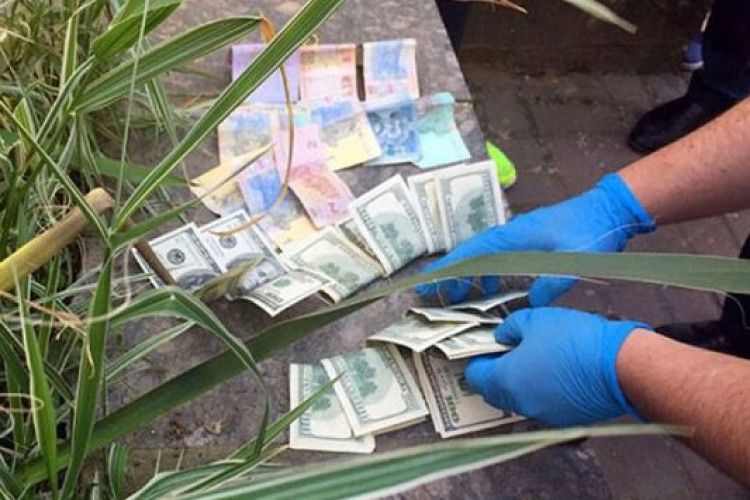 На Закарпатті мера одного з міст і депутатів міськради піймали на хабарі