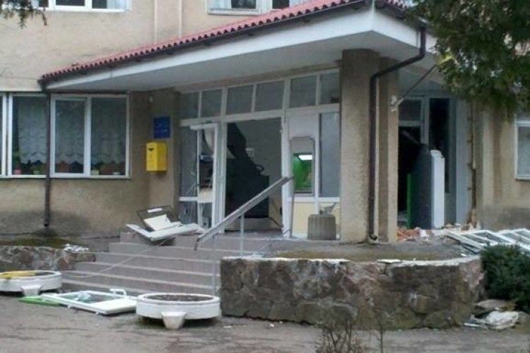 Підірвали банкомат і поцупили з нього майже 200 тисяч (фото)