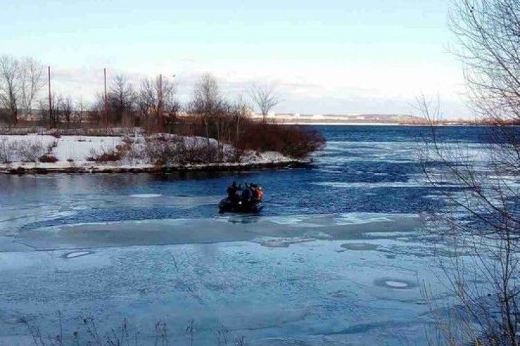 Київські рятувальники зняли з крижини 30 рибалок (ВІДЕО)