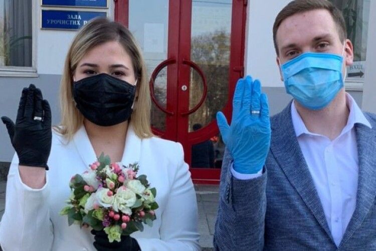 Наречені в масках: не всі відмовляються від укладення шлюбу (Фото)