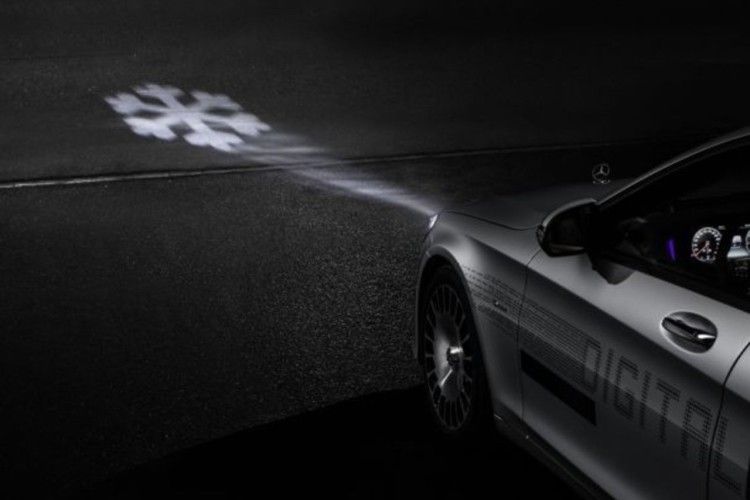 Mercedes навчив фари авто «малювати» символи на дорозі