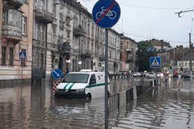На Рівненщині і Львівщині через негоду затопило будинки: є постраждалі