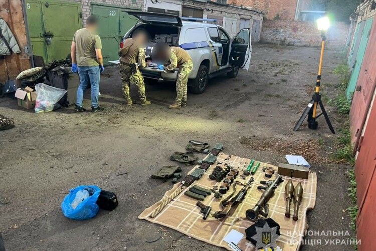 Гранатомет, міни та автомат: лучанин в гаражі зберігав цілий арсенал зброї