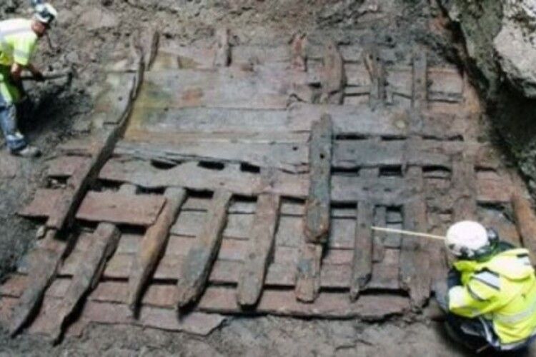 В центрі Стокгольма археологи розкопали стародавній корабель
