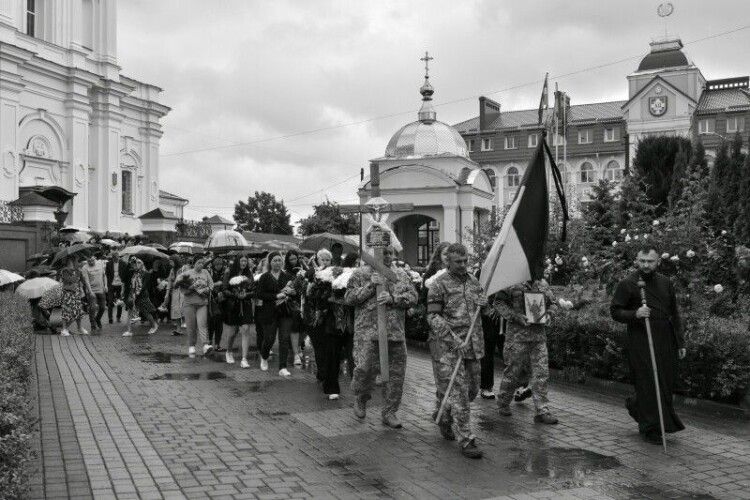 Плакало небо: сьогодні лучани провели живим коридором в останню дорогу загиблого Героя 