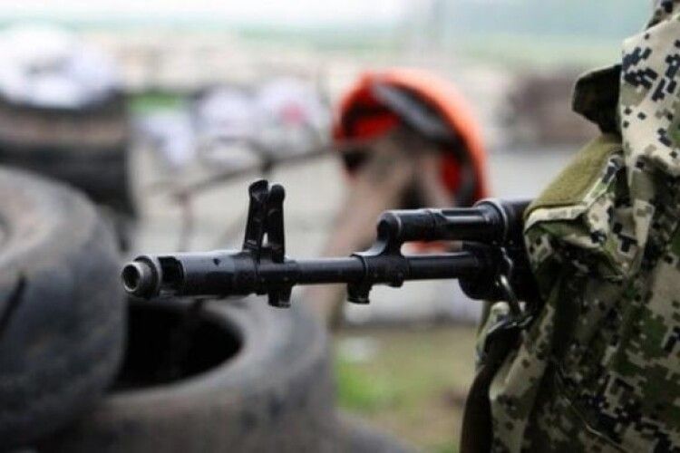 Не витримав знущань командирів: снайпер бойовиків здався українським військовим 