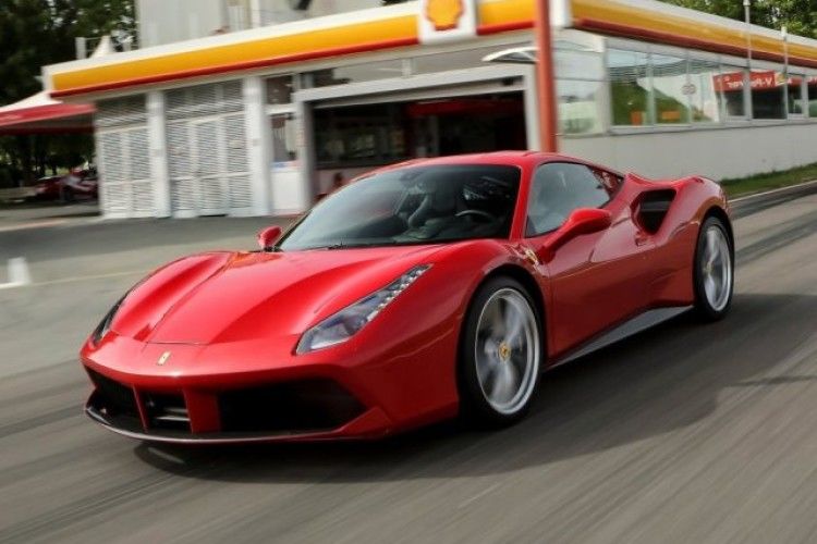 Викрадача Ferrari зловили, коли він жебракував на бензин