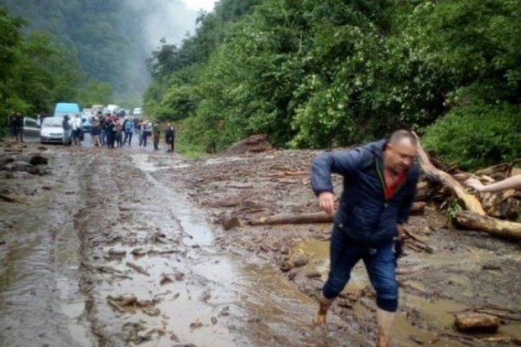 На Закарпатті через зсув перекрито трасу «Мукачево – Рогатин»