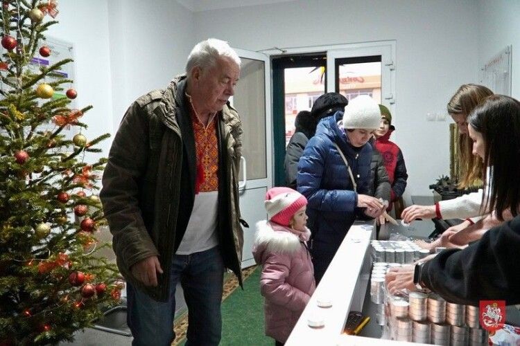 Напередодні Різдва у Володимирі роздали близько тисячі свічок (Фото)