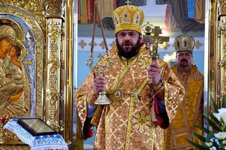 Архієпископа-гульвісу хоче повернути на посаду… УНСО