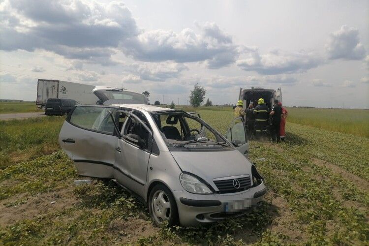 Мерседес вилетів у поле: в аварії на Рівненщині травмувалися троє людей