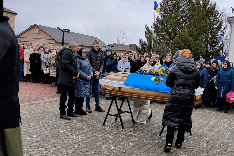 Схиляємо голови: у місті на Волині попрощалися із загиблим воїном (Фото)