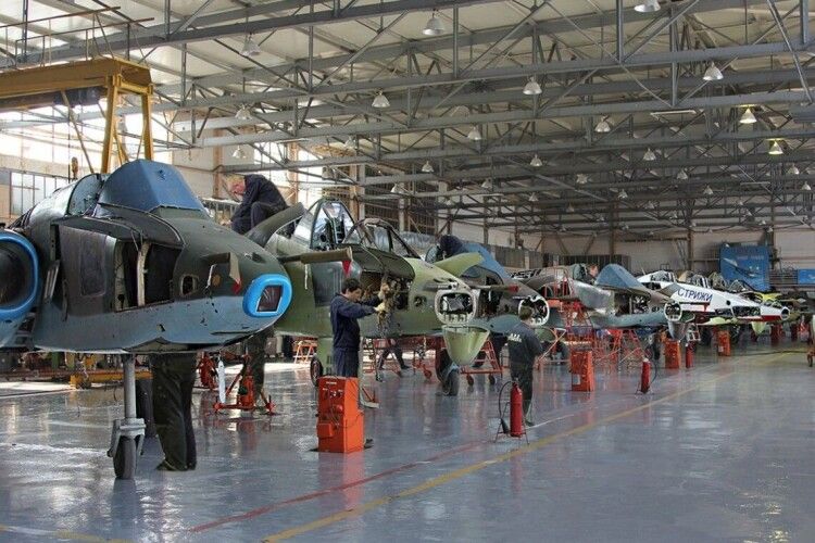 Фахівці з білорусі відновлюють російські бойові літаки 