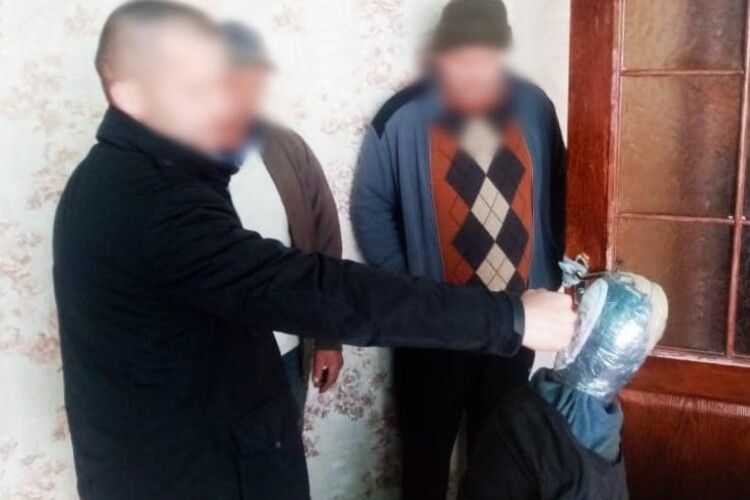 Застав в ліжку: чоловік відлупцював коханця дружини, за що може загриміти до в'язниці 