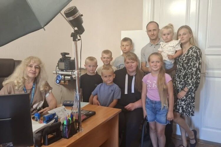 Одна родина — дев'ять паспортів: на Волині сім'я одночасно оформила документи