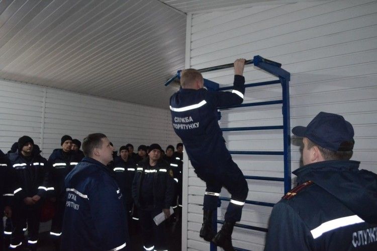 «Один, два, три...»: вогнеборці Луцька здавали підтягування на перекладині (фото)